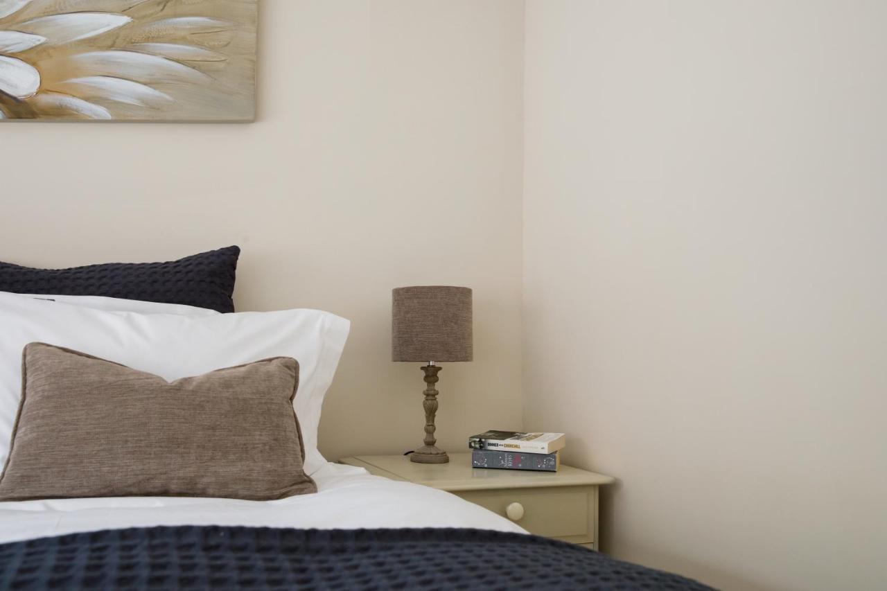 'Orchard Croft Lodge - Chichester', Book-Direct, New Home 1,367 Sq' Ft' , Can Sleep 8 On Request , Split & Link 'Super King' Size Beds, Free Wi-Fi, Sky Tv & Sky Sports, 9 - Minutes From West Wittering Beach, Very Quiet Location, Dog Friendly Eksteriør billede
