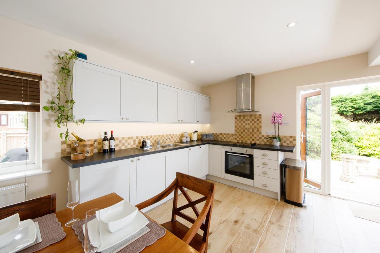 'Orchard Croft Lodge - Chichester', Book-Direct, New Home 1,367 Sq' Ft' , Can Sleep 8 On Request , Split & Link 'Super King' Size Beds, Free Wi-Fi, Sky Tv & Sky Sports, 9 - Minutes From West Wittering Beach, Very Quiet Location, Dog Friendly Eksteriør billede