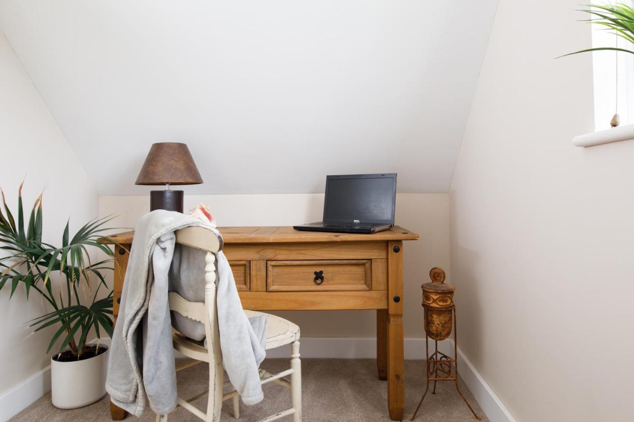 'Orchard Croft Lodge - Chichester', Book-Direct, New Home 1,367 Sq' Ft' , Can Sleep 8 On Request , Split & Link 'Super King' Size Beds, Free Wi-Fi, Sky Tv & Sky Sports, 9 - Minutes From West Wittering Beach, Very Quiet Location, Dog Friendly Eksteriør billede