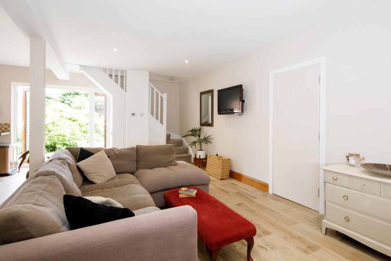 'Orchard Croft Lodge - Chichester', Book-Direct, New Home 1,367 Sq' Ft' , Can Sleep 8 On Request , Split & Link 'Super King' Size Beds, Free Wi-Fi, Sky Tv & Sky Sports, 9 - Minutes From West Wittering Beach, Very Quiet Location, Dog Friendly Eksteriør billede