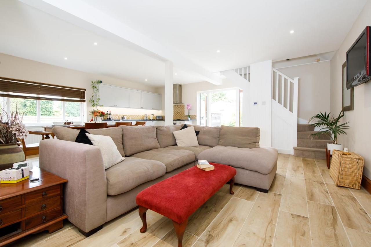 'Orchard Croft Lodge - Chichester', Book-Direct, New Home 1,367 Sq' Ft' , Can Sleep 8 On Request , Split & Link 'Super King' Size Beds, Free Wi-Fi, Sky Tv & Sky Sports, 9 - Minutes From West Wittering Beach, Very Quiet Location, Dog Friendly Eksteriør billede