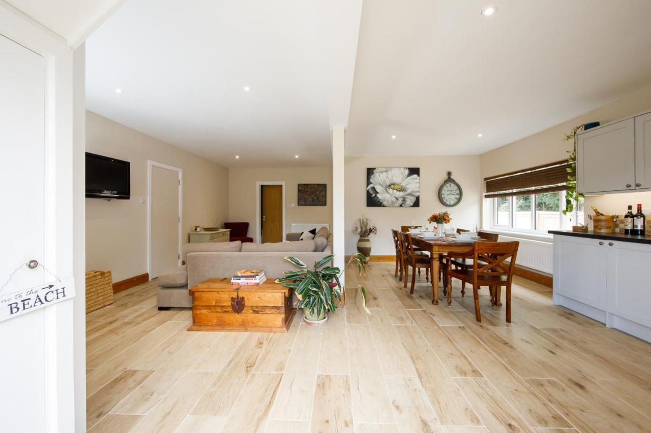 'Orchard Croft Lodge - Chichester', Book-Direct, New Home 1,367 Sq' Ft' , Can Sleep 8 On Request , Split & Link 'Super King' Size Beds, Free Wi-Fi, Sky Tv & Sky Sports, 9 - Minutes From West Wittering Beach, Very Quiet Location, Dog Friendly Eksteriør billede