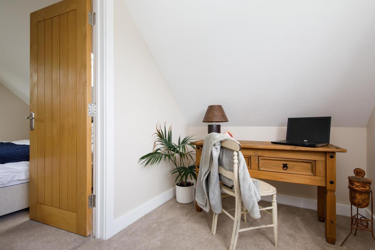 'Orchard Croft Lodge - Chichester', Book-Direct, New Home 1,367 Sq' Ft' , Can Sleep 8 On Request , Split & Link 'Super King' Size Beds, Free Wi-Fi, Sky Tv & Sky Sports, 9 - Minutes From West Wittering Beach, Very Quiet Location, Dog Friendly Eksteriør billede