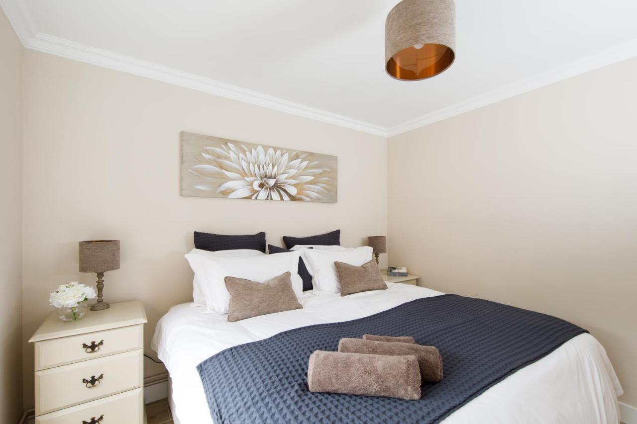 'Orchard Croft Lodge - Chichester', Book-Direct, New Home 1,367 Sq' Ft' , Can Sleep 8 On Request , Split & Link 'Super King' Size Beds, Free Wi-Fi, Sky Tv & Sky Sports, 9 - Minutes From West Wittering Beach, Very Quiet Location, Dog Friendly Eksteriør billede