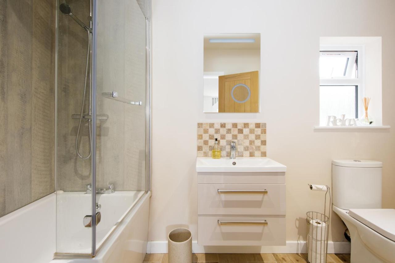 'Orchard Croft Lodge - Chichester', Book-Direct, New Home 1,367 Sq' Ft' , Can Sleep 8 On Request , Split & Link 'Super King' Size Beds, Free Wi-Fi, Sky Tv & Sky Sports, 9 - Minutes From West Wittering Beach, Very Quiet Location, Dog Friendly Eksteriør billede