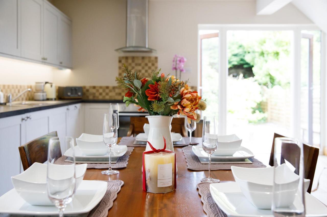 'Orchard Croft Lodge - Chichester', Book-Direct, New Home 1,367 Sq' Ft' , Can Sleep 8 On Request , Split & Link 'Super King' Size Beds, Free Wi-Fi, Sky Tv & Sky Sports, 9 - Minutes From West Wittering Beach, Very Quiet Location, Dog Friendly Eksteriør billede