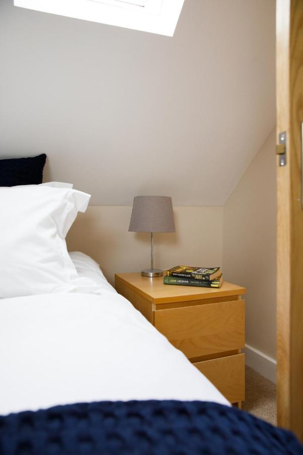 'Orchard Croft Lodge - Chichester', Book-Direct, New Home 1,367 Sq' Ft' , Can Sleep 8 On Request , Split & Link 'Super King' Size Beds, Free Wi-Fi, Sky Tv & Sky Sports, 9 - Minutes From West Wittering Beach, Very Quiet Location, Dog Friendly Eksteriør billede