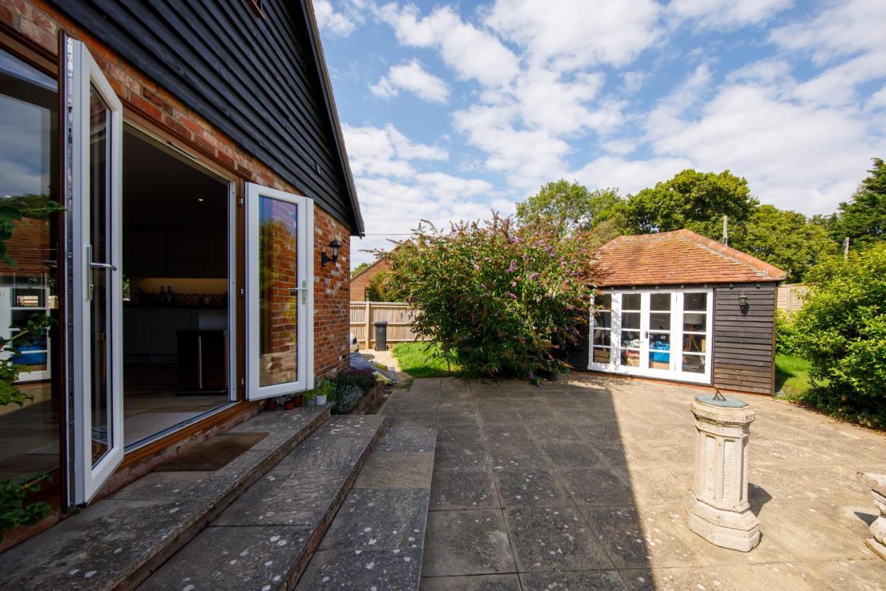 'Orchard Croft Lodge - Chichester', Book-Direct, New Home 1,367 Sq' Ft' , Can Sleep 8 On Request , Split & Link 'Super King' Size Beds, Free Wi-Fi, Sky Tv & Sky Sports, 9 - Minutes From West Wittering Beach, Very Quiet Location, Dog Friendly Eksteriør billede