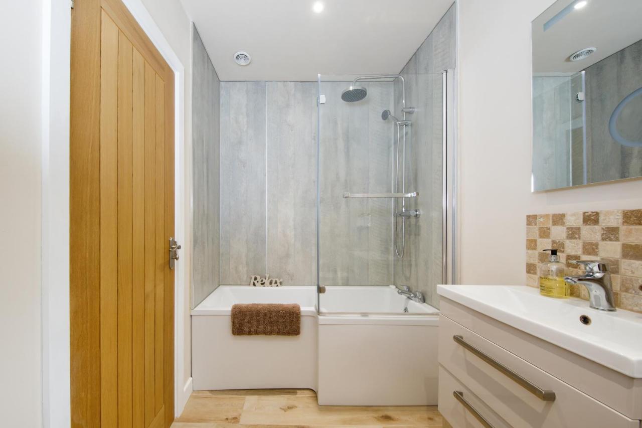 'Orchard Croft Lodge - Chichester', Book-Direct, New Home 1,367 Sq' Ft' , Can Sleep 8 On Request , Split & Link 'Super King' Size Beds, Free Wi-Fi, Sky Tv & Sky Sports, 9 - Minutes From West Wittering Beach, Very Quiet Location, Dog Friendly Eksteriør billede