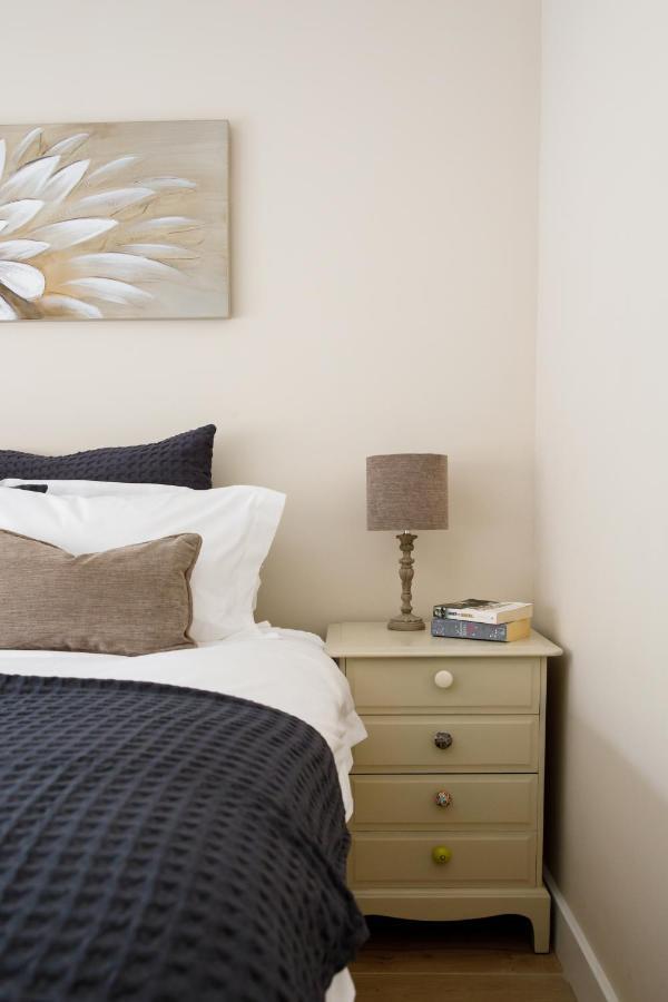 'Orchard Croft Lodge - Chichester', Book-Direct, New Home 1,367 Sq' Ft' , Can Sleep 8 On Request , Split & Link 'Super King' Size Beds, Free Wi-Fi, Sky Tv & Sky Sports, 9 - Minutes From West Wittering Beach, Very Quiet Location, Dog Friendly Eksteriør billede