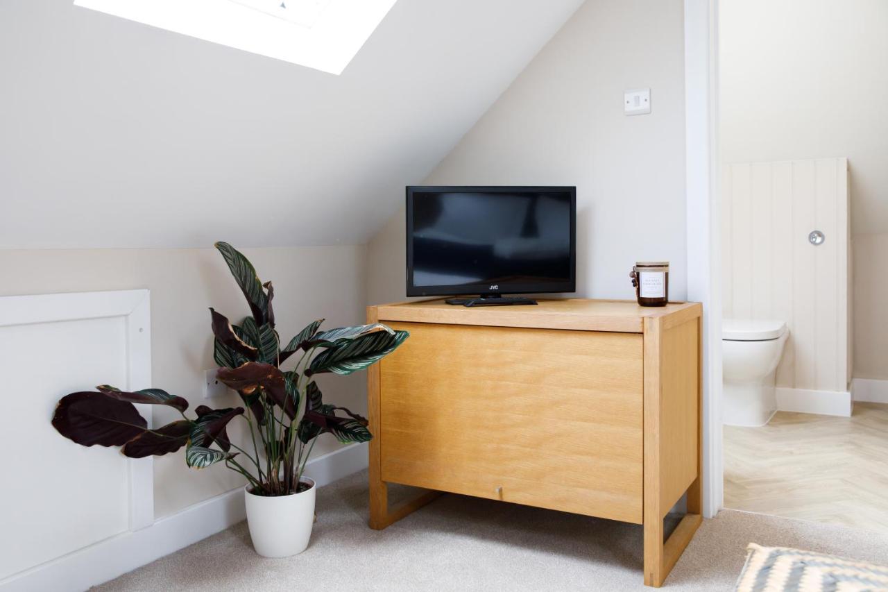 'Orchard Croft Lodge - Chichester', Book-Direct, New Home 1,367 Sq' Ft' , Can Sleep 8 On Request , Split & Link 'Super King' Size Beds, Free Wi-Fi, Sky Tv & Sky Sports, 9 - Minutes From West Wittering Beach, Very Quiet Location, Dog Friendly Eksteriør billede