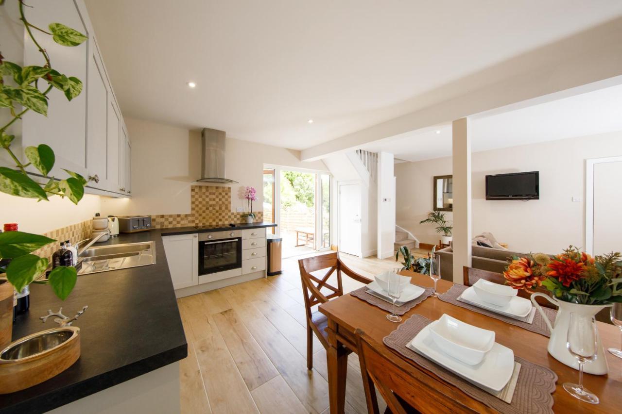 'Orchard Croft Lodge - Chichester', Book-Direct, New Home 1,367 Sq' Ft' , Can Sleep 8 On Request , Split & Link 'Super King' Size Beds, Free Wi-Fi, Sky Tv & Sky Sports, 9 - Minutes From West Wittering Beach, Very Quiet Location, Dog Friendly Eksteriør billede