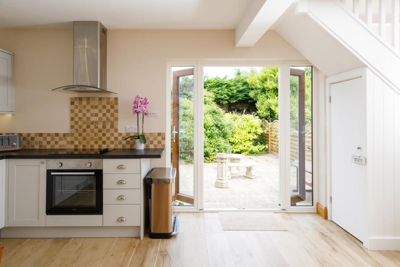'Orchard Croft Lodge - Chichester', Book-Direct, New Home 1,367 Sq' Ft' , Can Sleep 8 On Request , Split & Link 'Super King' Size Beds, Free Wi-Fi, Sky Tv & Sky Sports, 9 - Minutes From West Wittering Beach, Very Quiet Location, Dog Friendly Eksteriør billede