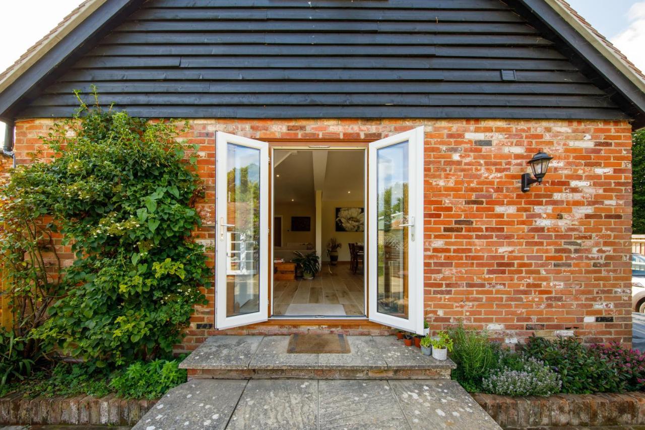 'Orchard Croft Lodge - Chichester', Book-Direct, New Home 1,367 Sq' Ft' , Can Sleep 8 On Request , Split & Link 'Super King' Size Beds, Free Wi-Fi, Sky Tv & Sky Sports, 9 - Minutes From West Wittering Beach, Very Quiet Location, Dog Friendly Eksteriør billede