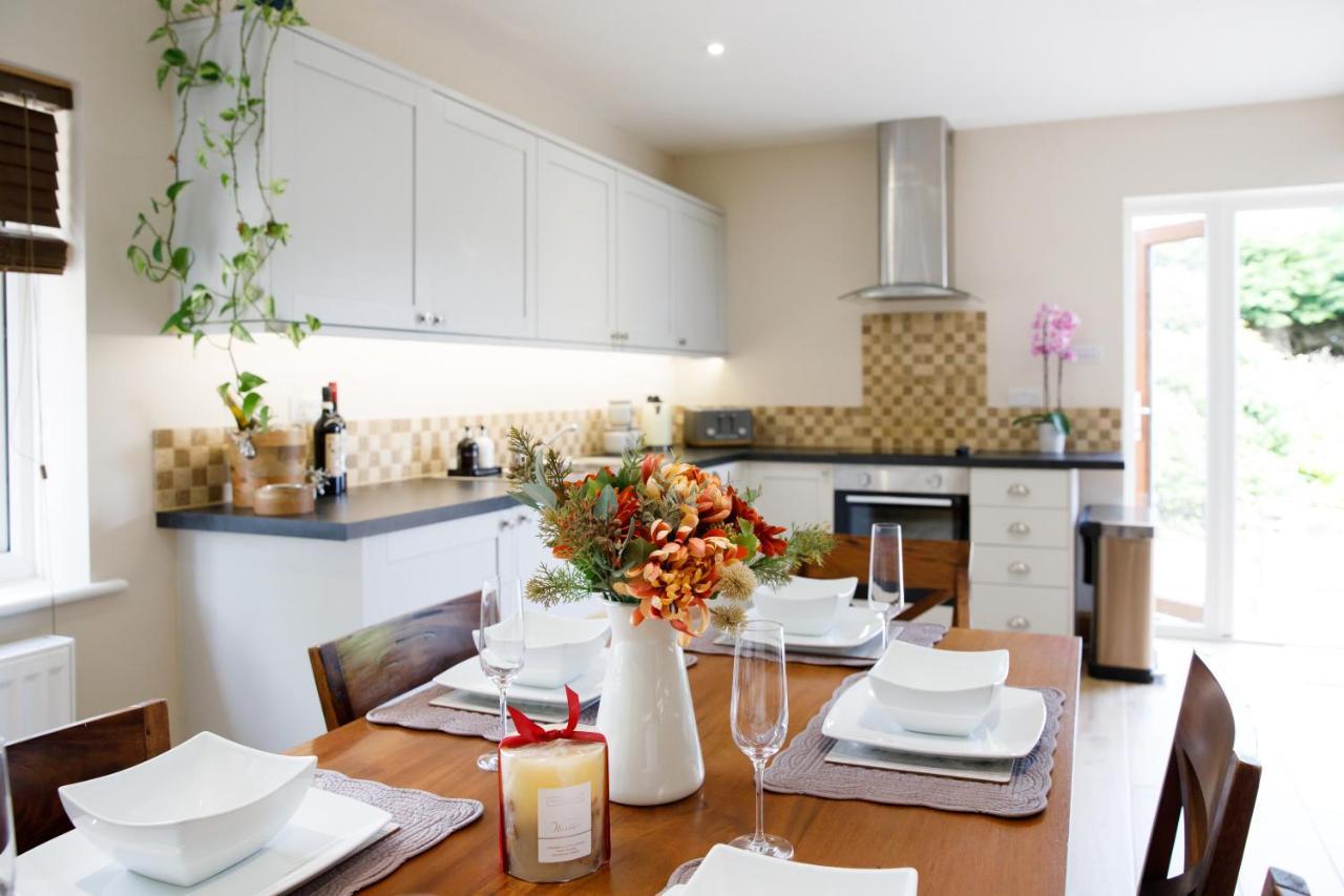 'Orchard Croft Lodge - Chichester', Book-Direct, New Home 1,367 Sq' Ft' , Can Sleep 8 On Request , Split & Link 'Super King' Size Beds, Free Wi-Fi, Sky Tv & Sky Sports, 9 - Minutes From West Wittering Beach, Very Quiet Location, Dog Friendly Eksteriør billede