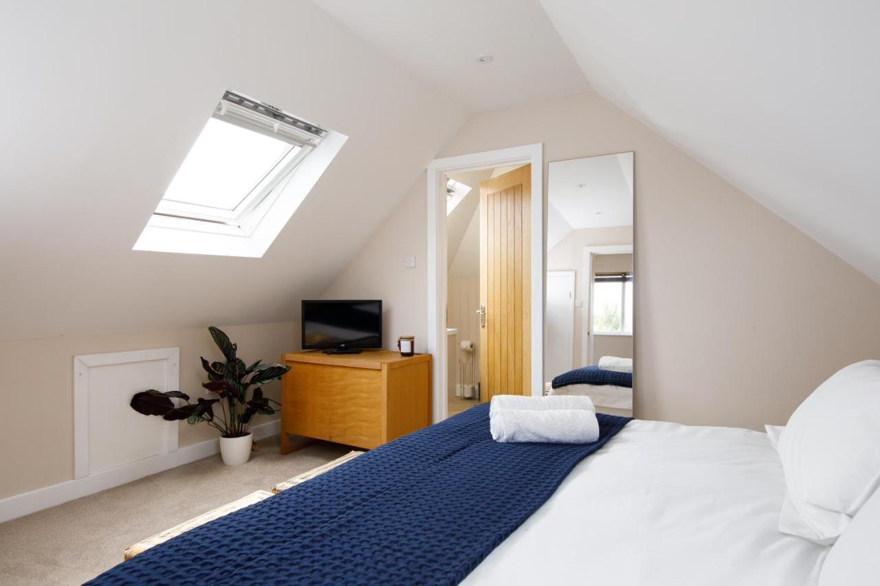 'Orchard Croft Lodge - Chichester', Book-Direct, New Home 1,367 Sq' Ft' , Can Sleep 8 On Request , Split & Link 'Super King' Size Beds, Free Wi-Fi, Sky Tv & Sky Sports, 9 - Minutes From West Wittering Beach, Very Quiet Location, Dog Friendly Eksteriør billede