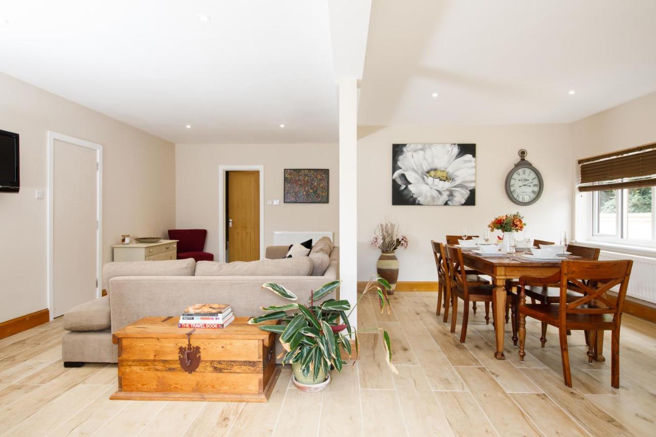 'Orchard Croft Lodge - Chichester', Book-Direct, New Home 1,367 Sq' Ft' , Can Sleep 8 On Request , Split & Link 'Super King' Size Beds, Free Wi-Fi, Sky Tv & Sky Sports, 9 - Minutes From West Wittering Beach, Very Quiet Location, Dog Friendly Eksteriør billede